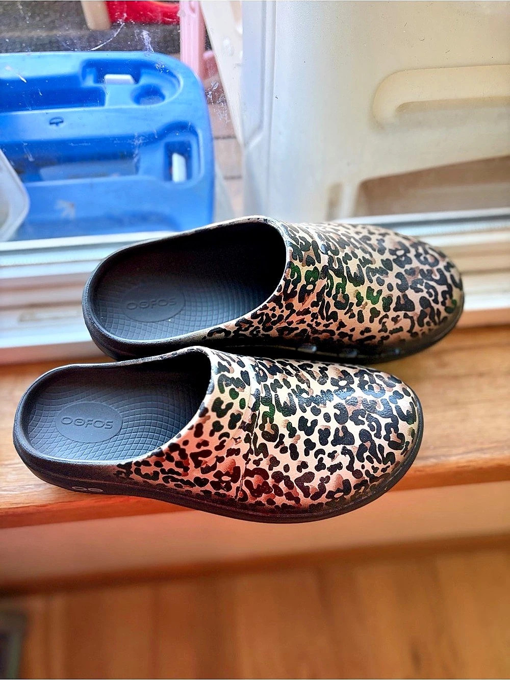 OOFOS Leopard Print Clogs US 9